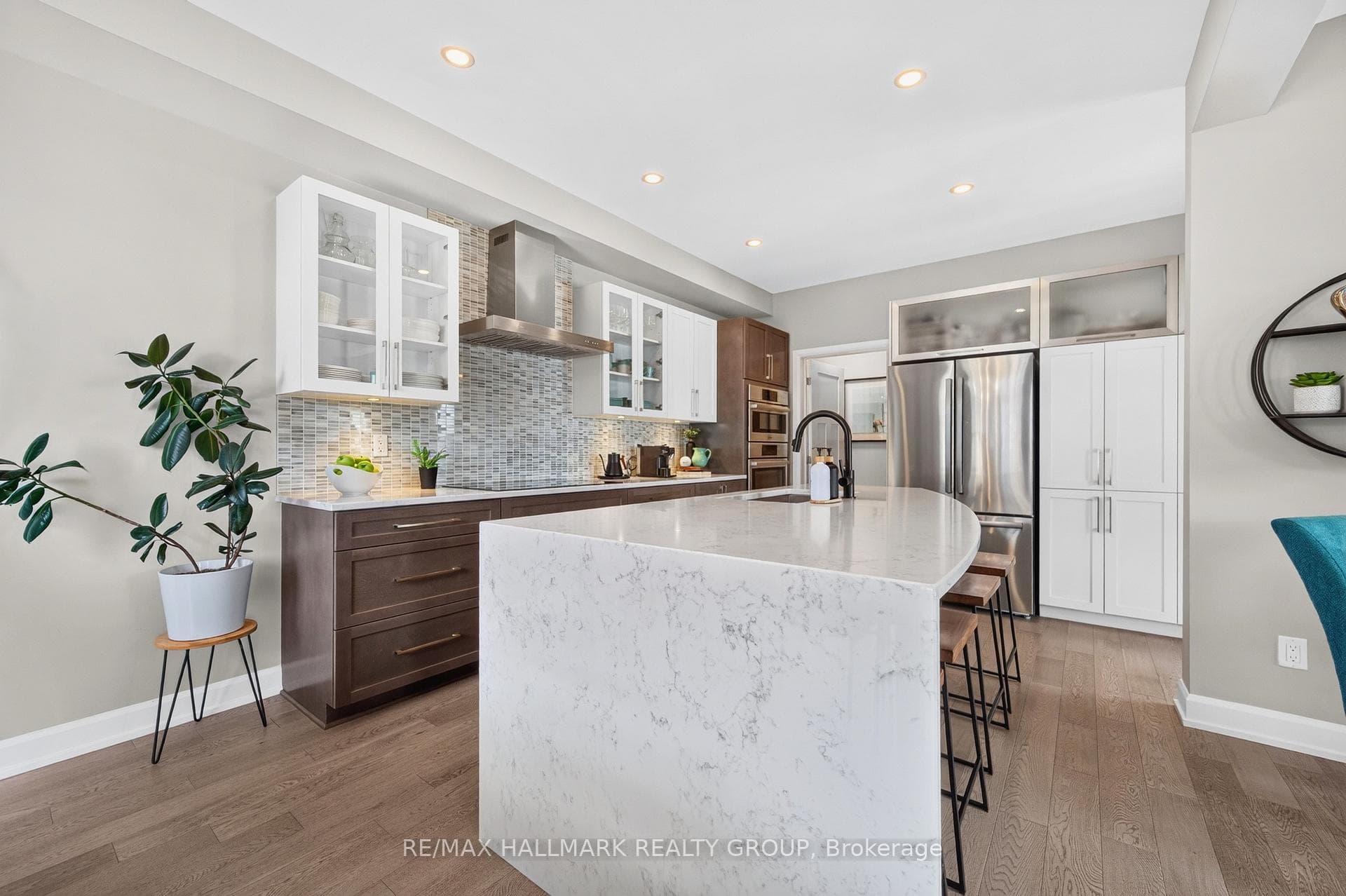 595 Decoeur Drive photo 12