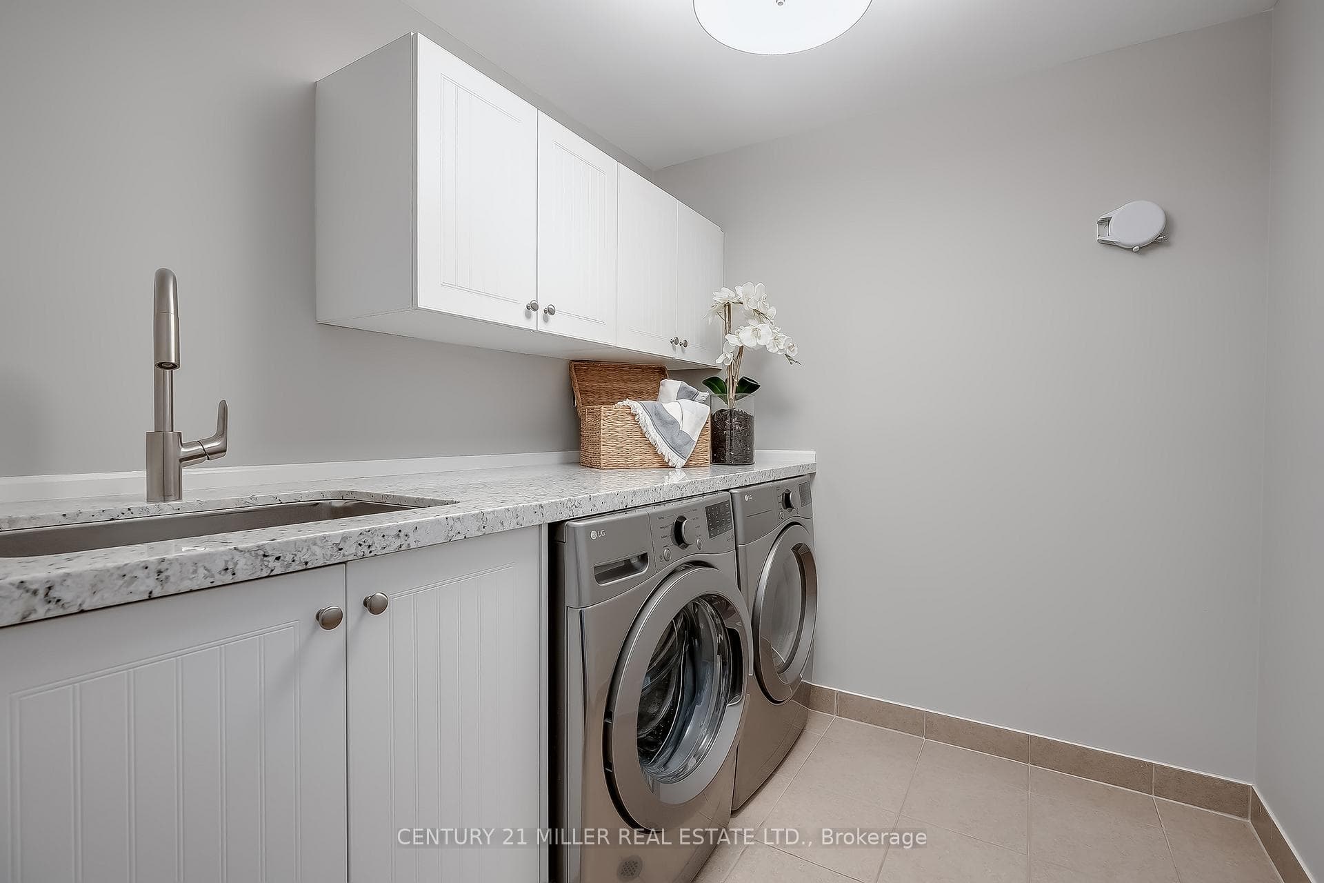 3145 Saddleworth Crescent photo 29