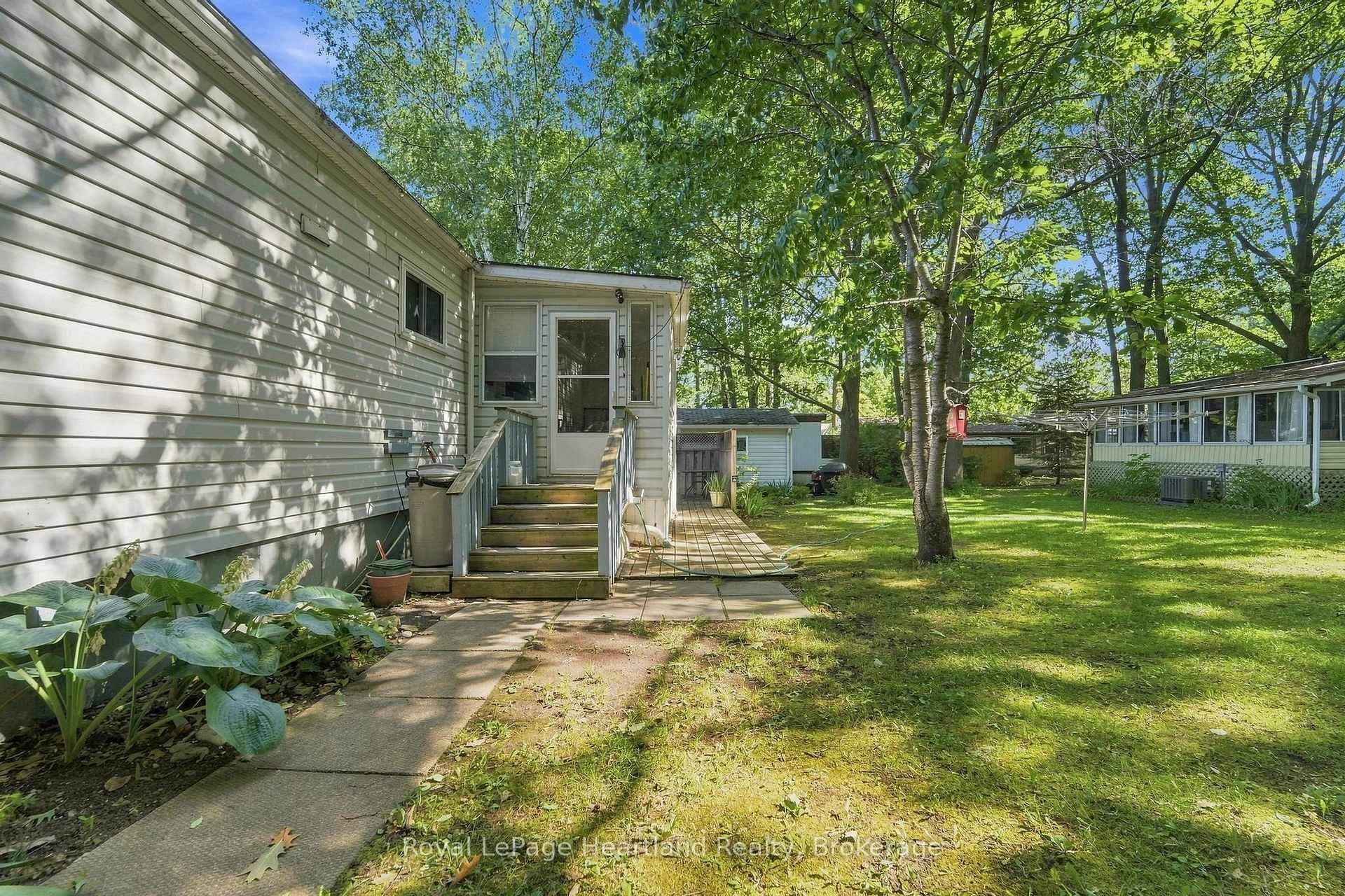 16 Huron Lane photo 3