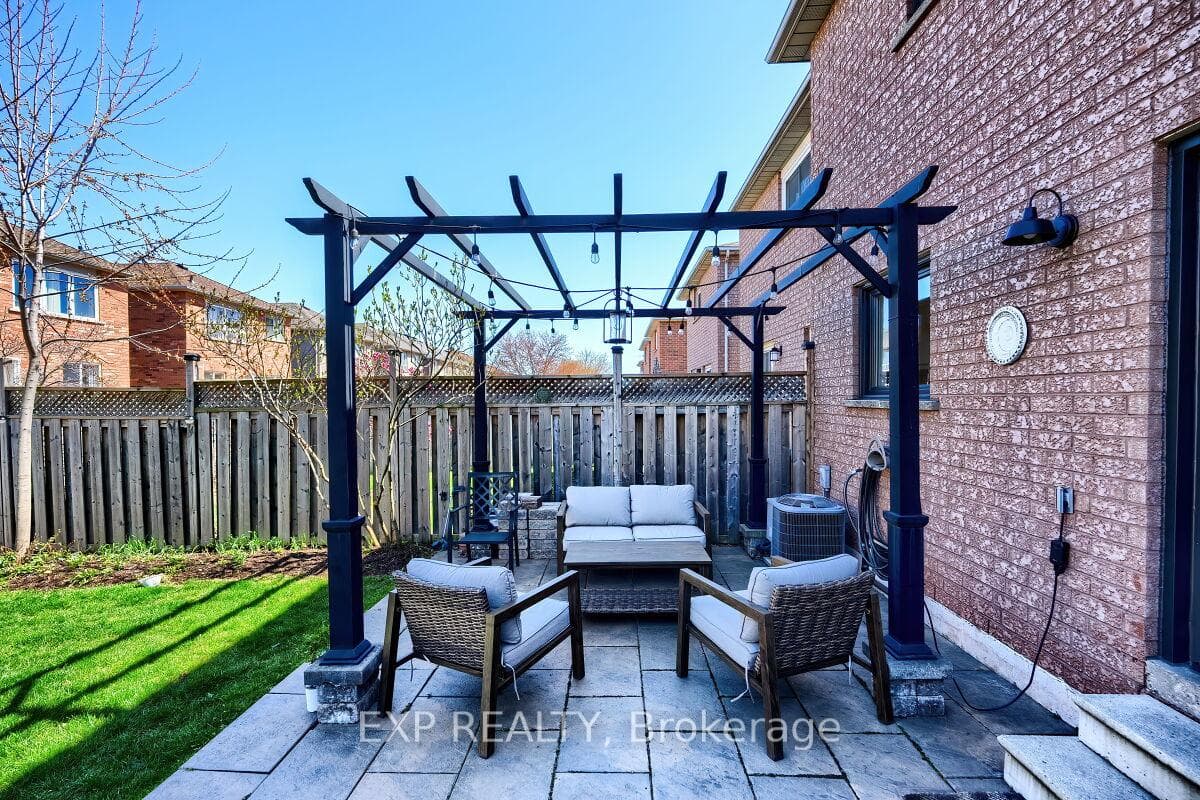 567 Eliza Crescent photo 35