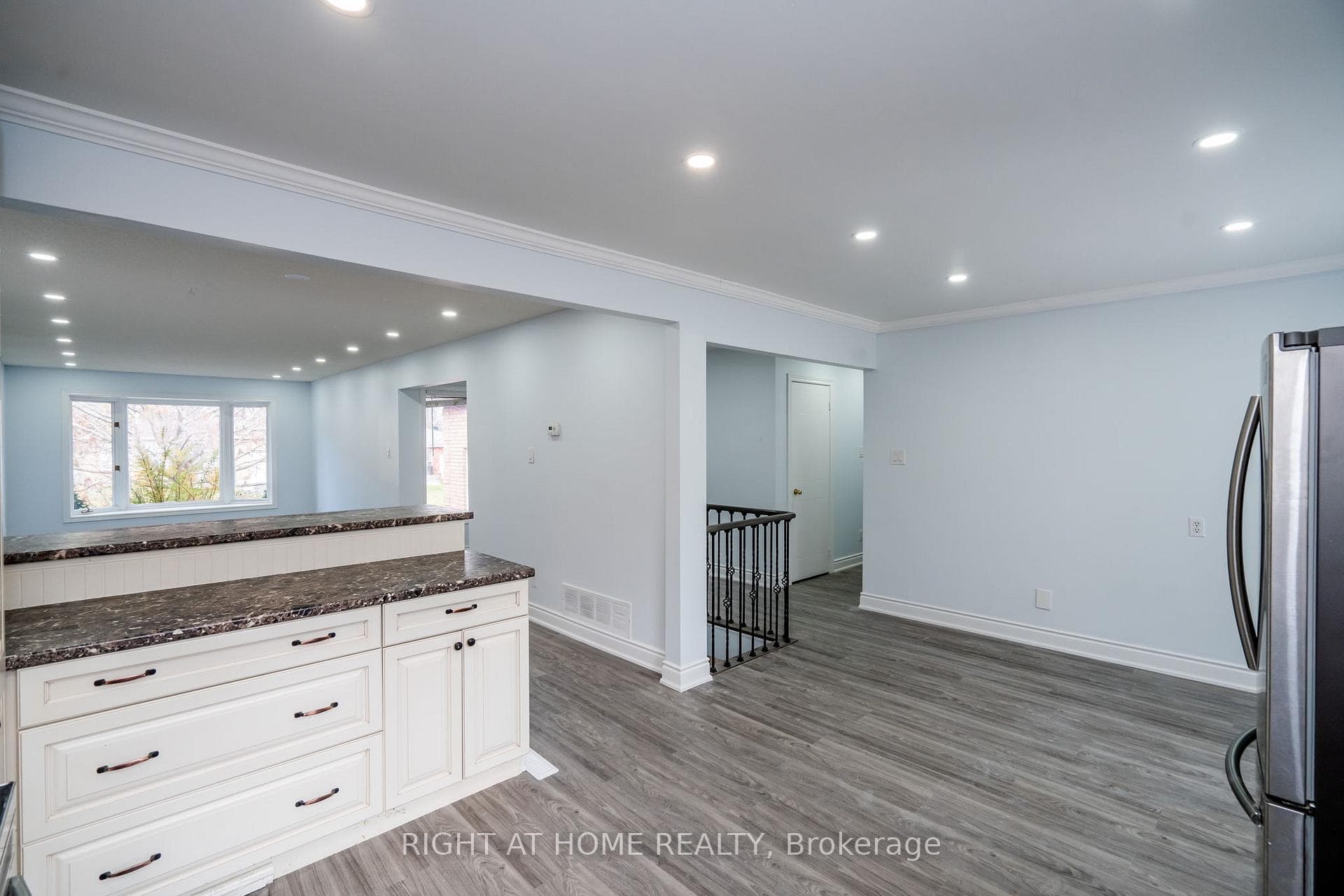 1052 Dina Crescent photo 6