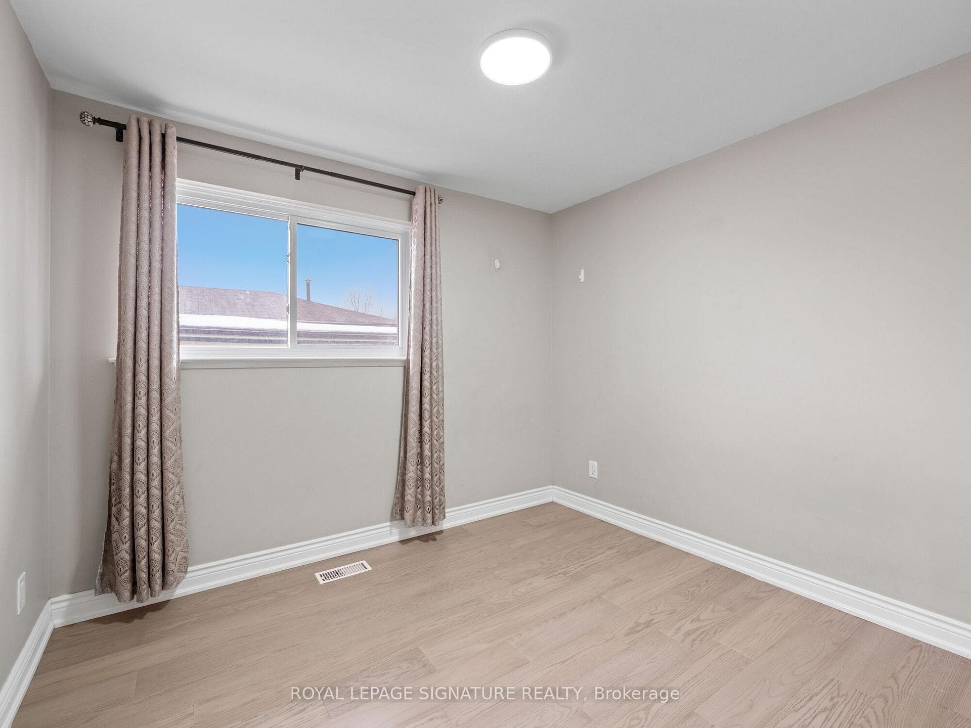11 Ferndale Crescent photo 22