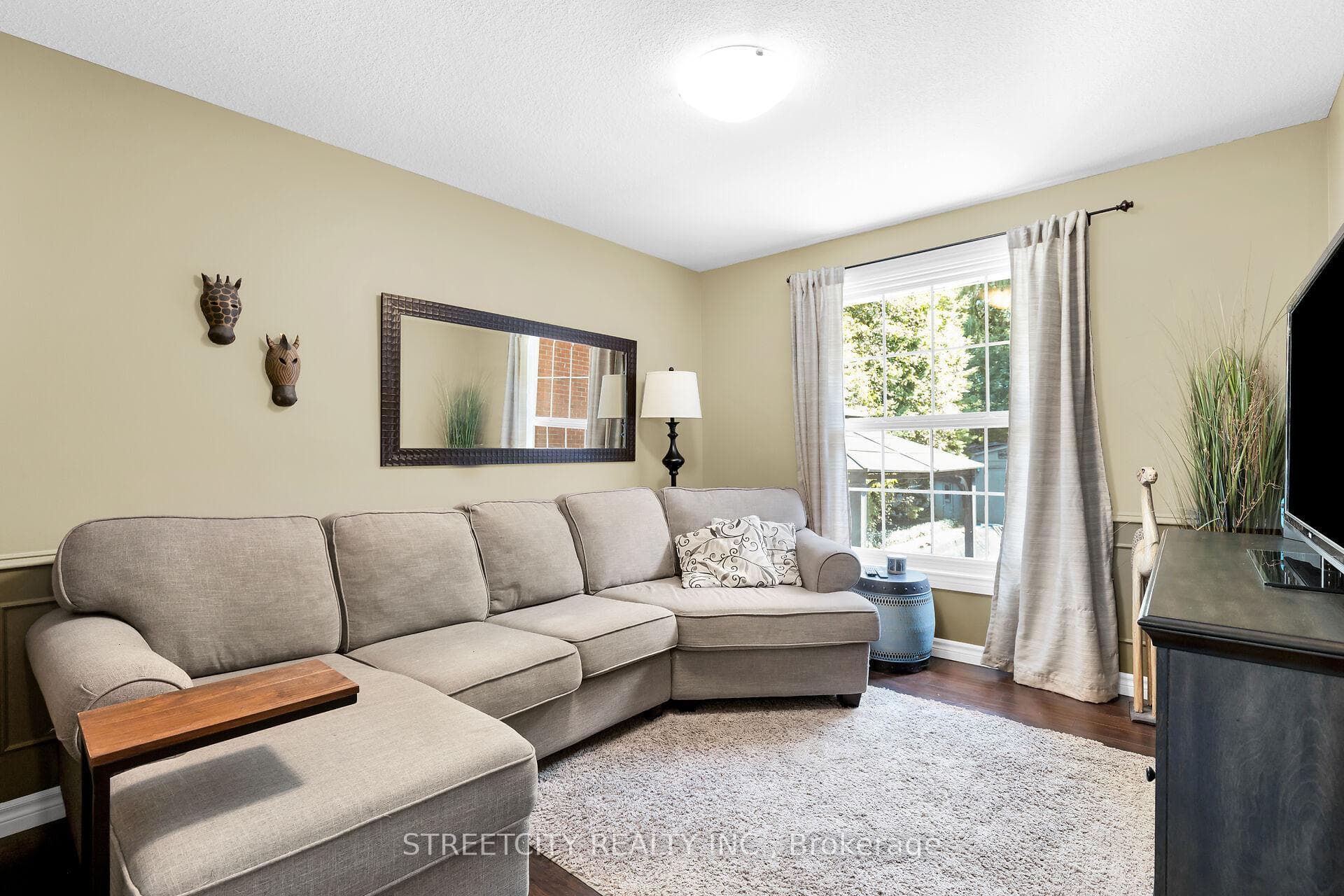 667 Grenfell Drive photo 11