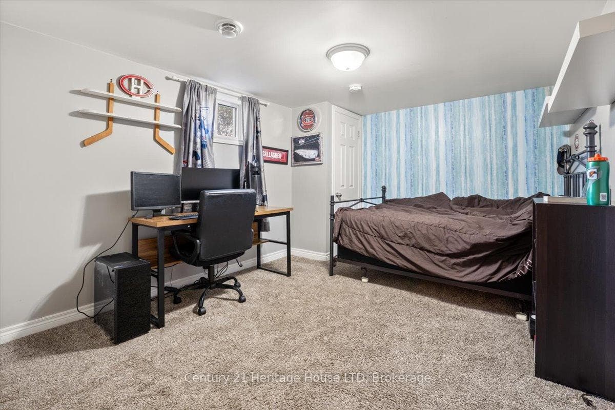 519 Clarence Street photo 24
