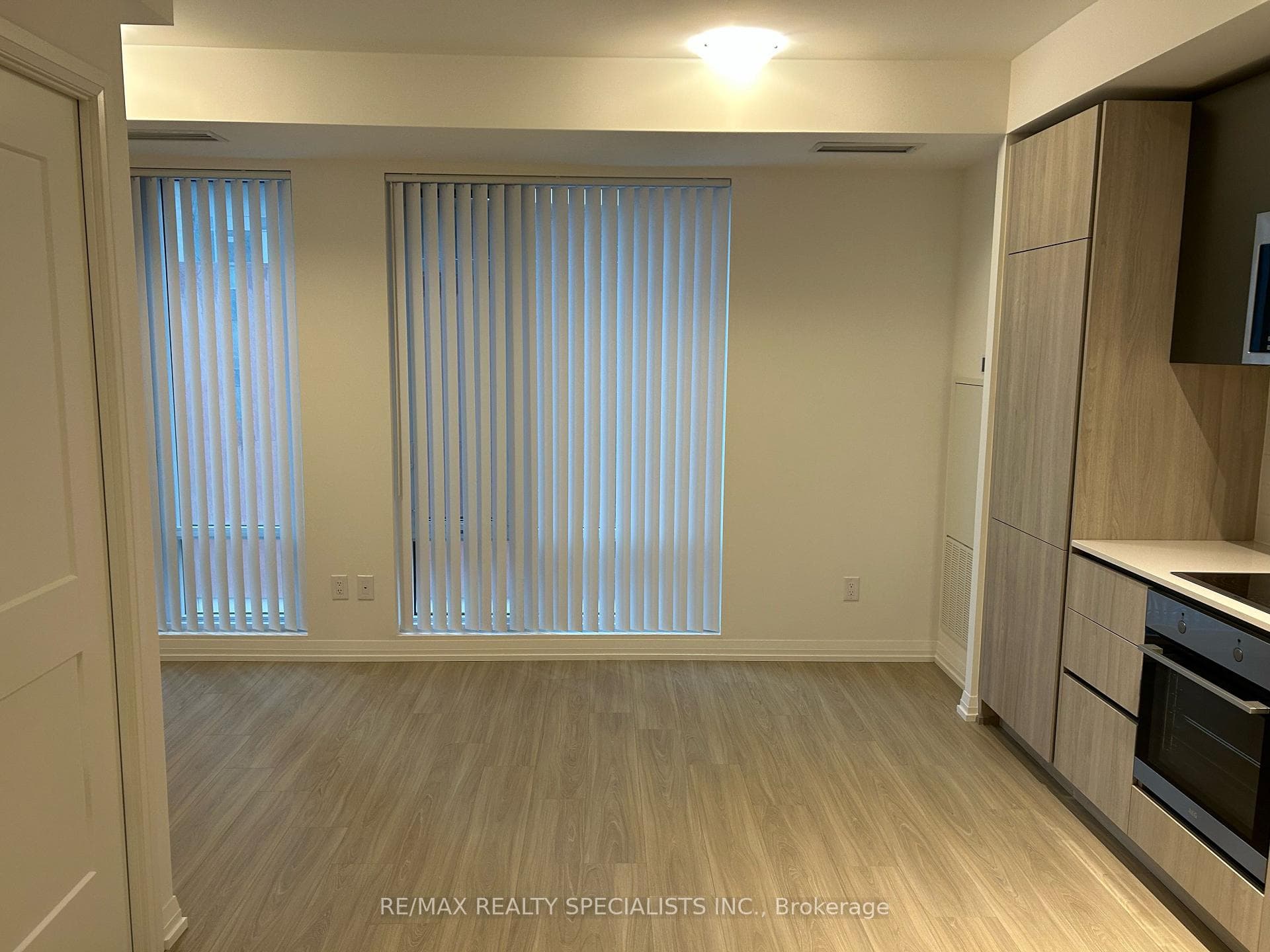8 Widmer Street Unit 607 photo 3