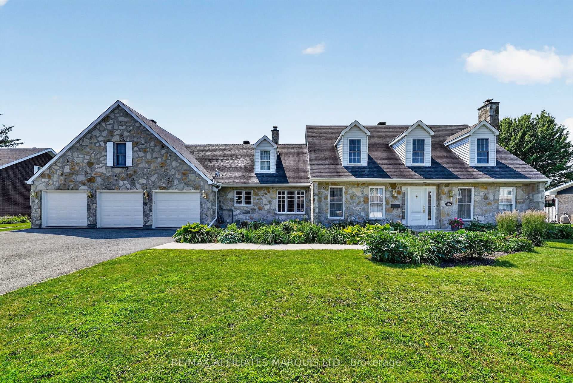 1920 Belvedere Crescent photo 1