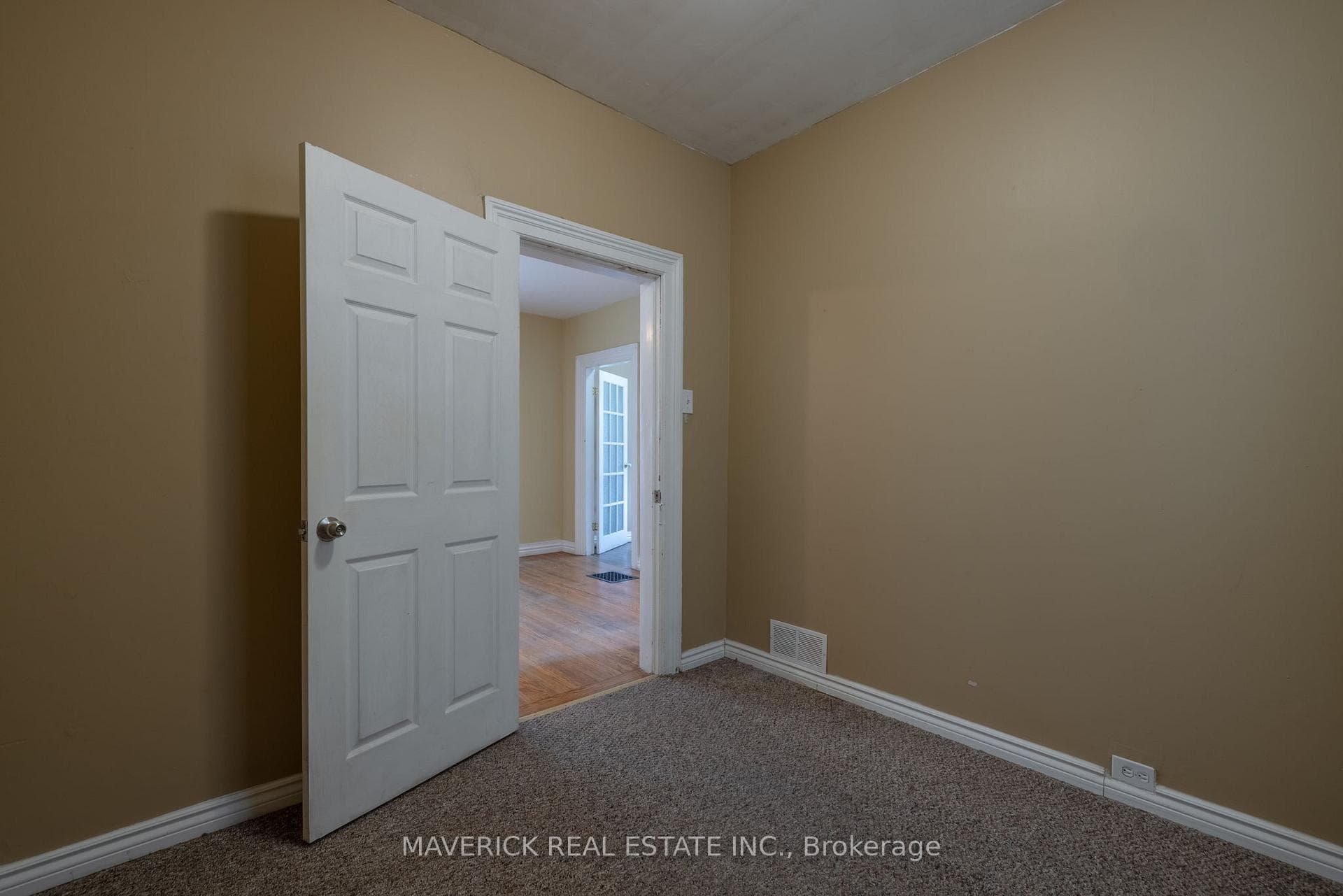 633 Elias Street photo 12