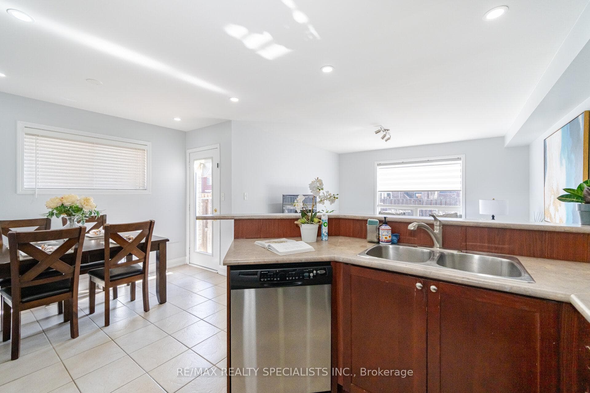 13 Coachlight Crescent photo 9