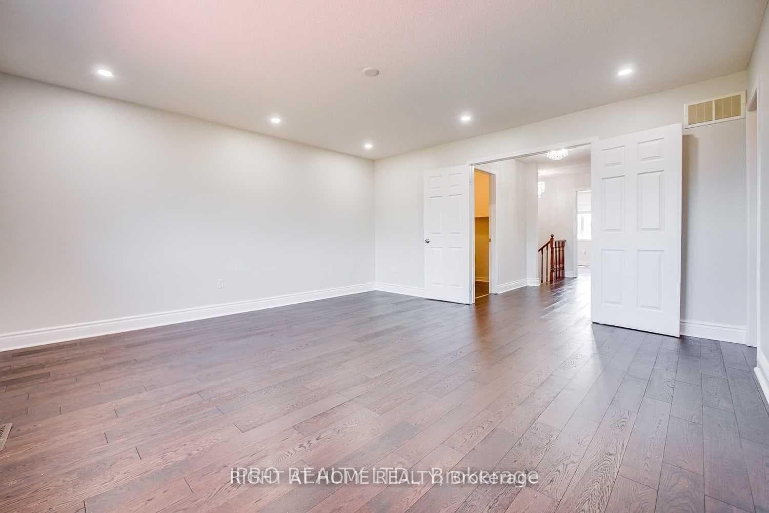 387 Bussel Crescent photo 6