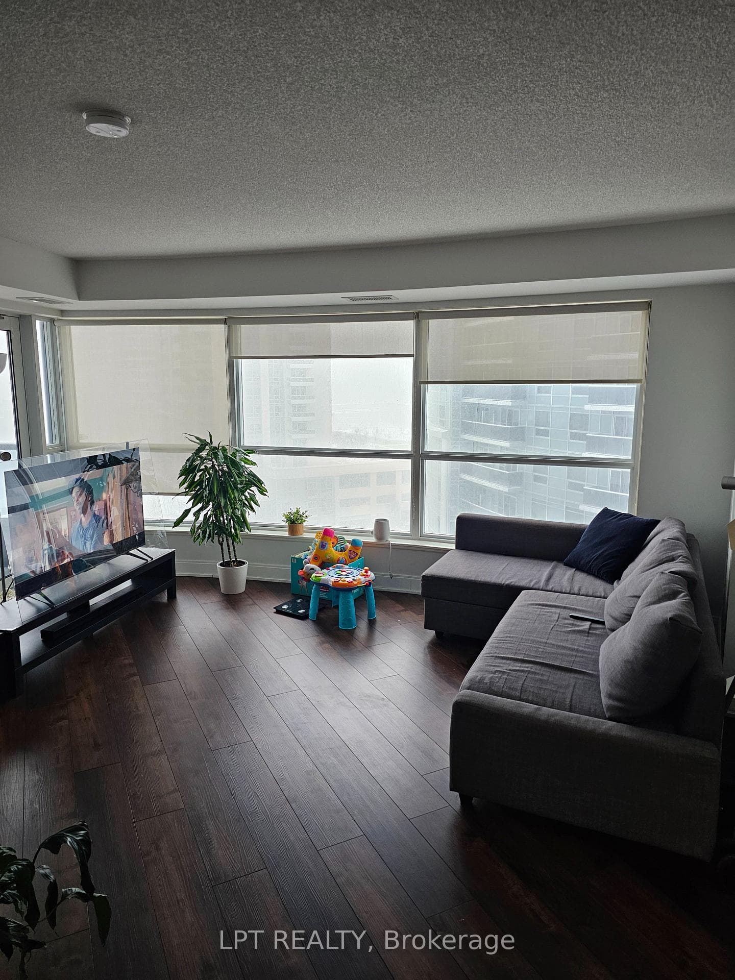 125 Village Green Square Unit 810 photo 2