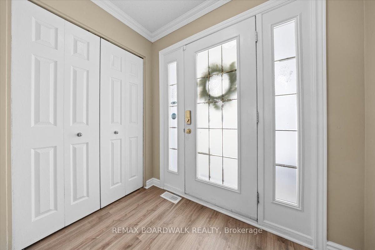 2285 Cecile Crescent photo 3