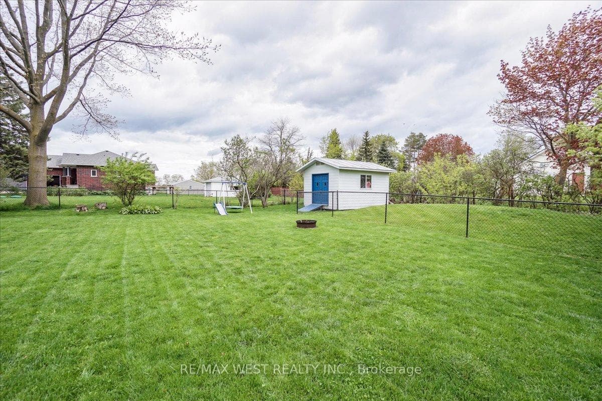 8039 Yonge Street photo 10