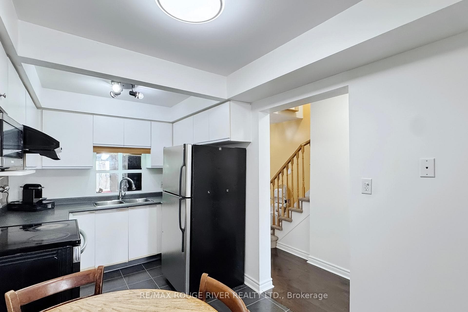 138 Andona Crescent photo 5