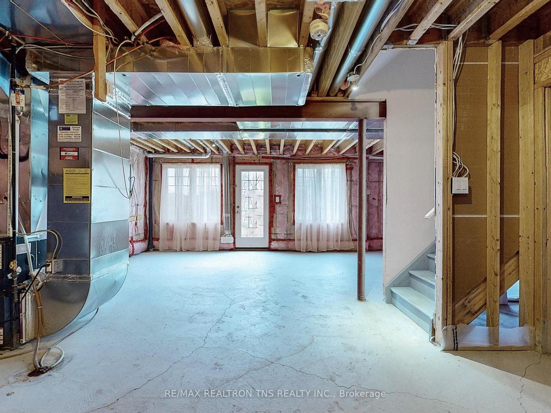 105 Roy Harper Avenue photo 33