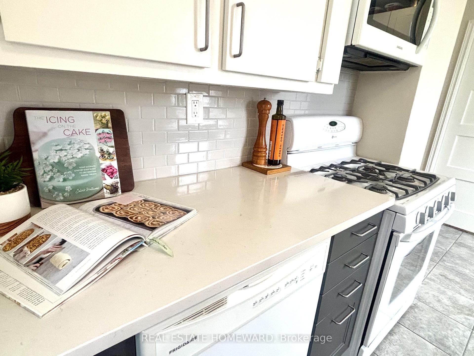 259 Woodmount Avenue photo 11