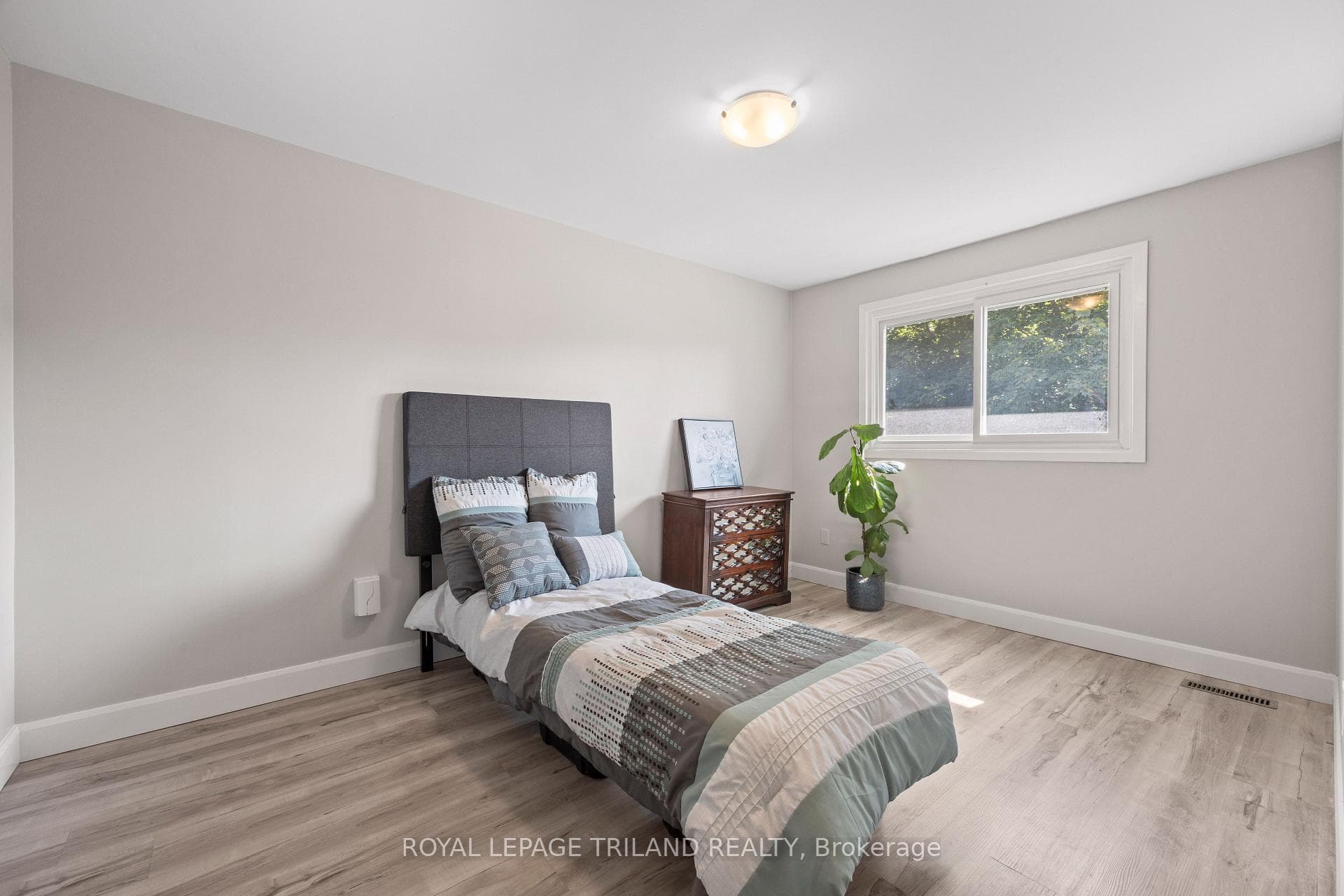 1767 Aldersbrook Road photo 17