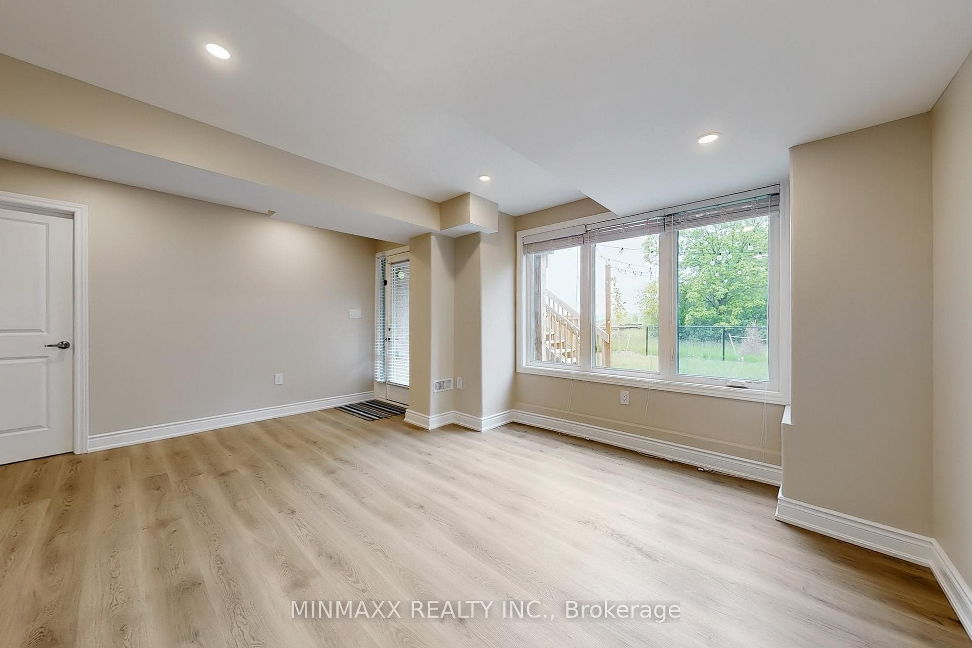 465 Thornborrow (2-Bed Walkout Bsmt Apt) Court photo 7