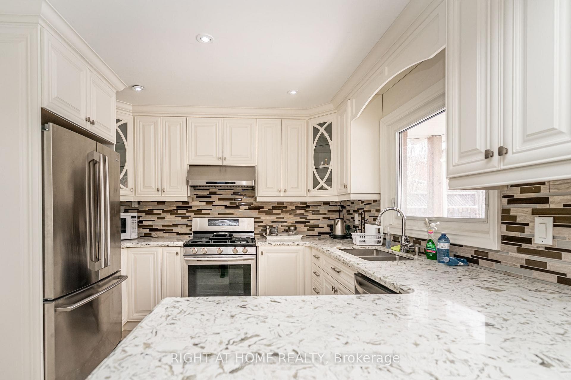 2136 Wincanton Crescent photo 9