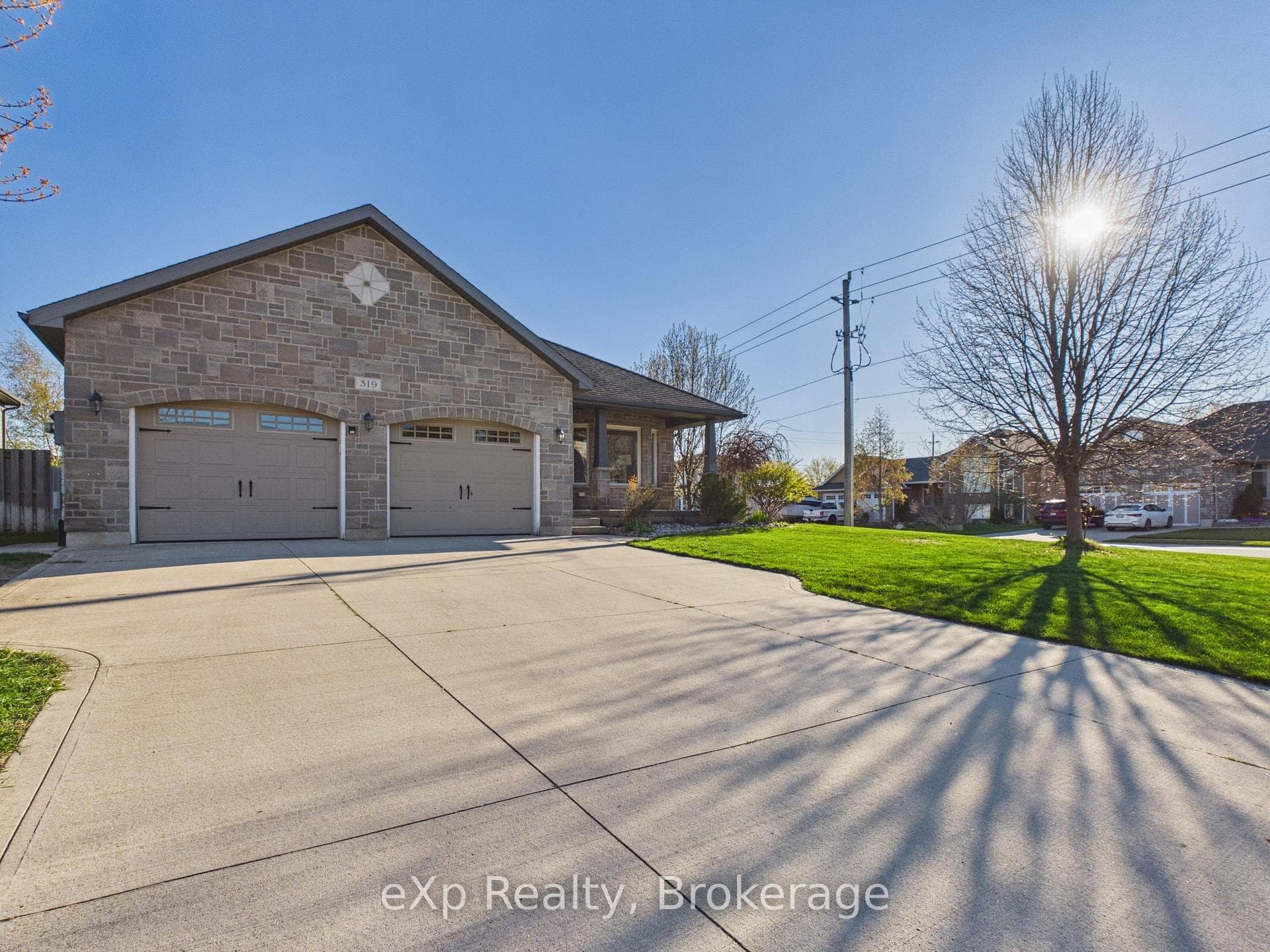 319 Gingrich Crescent photo 3