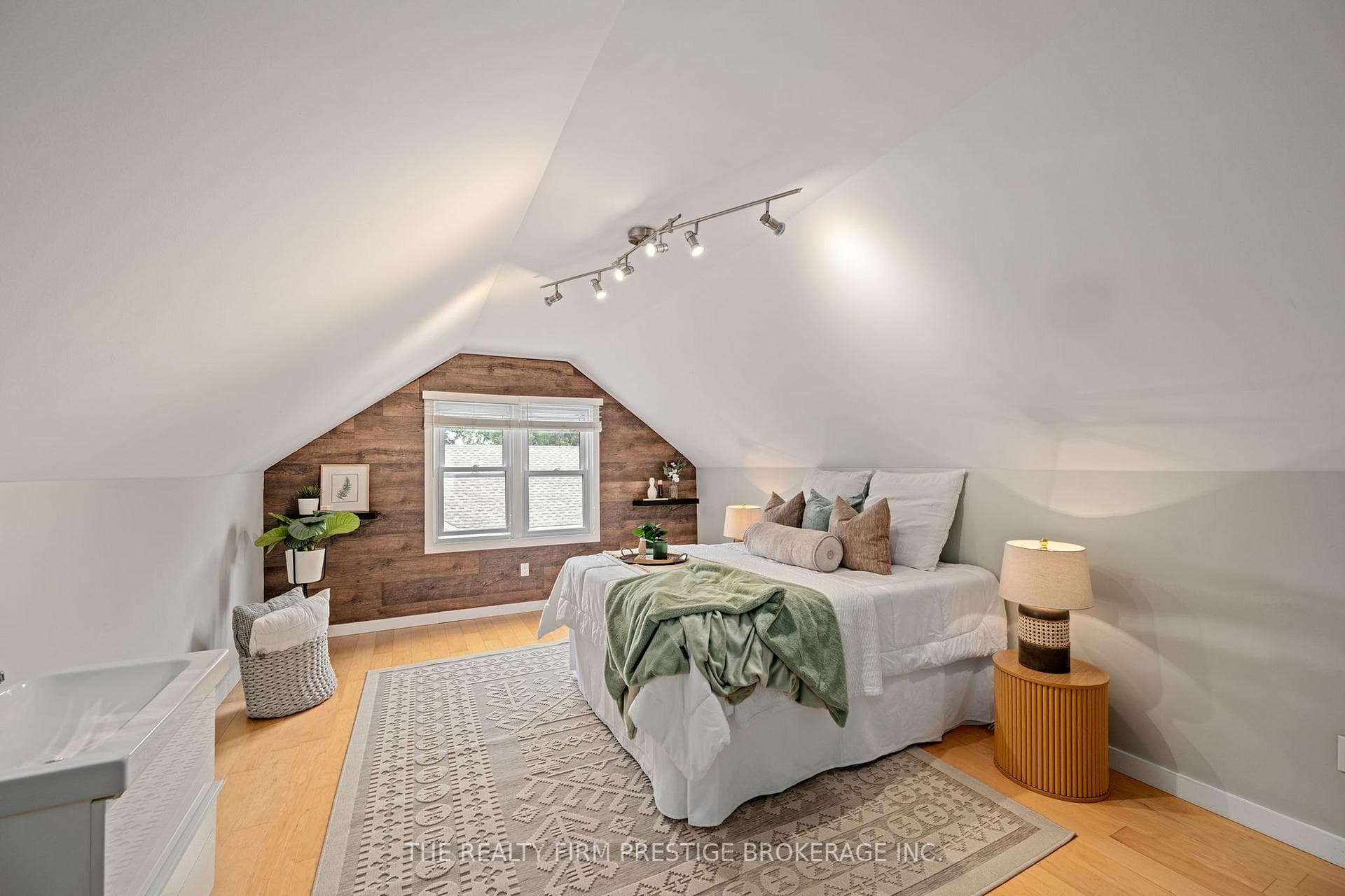 6806 James Street photo 16