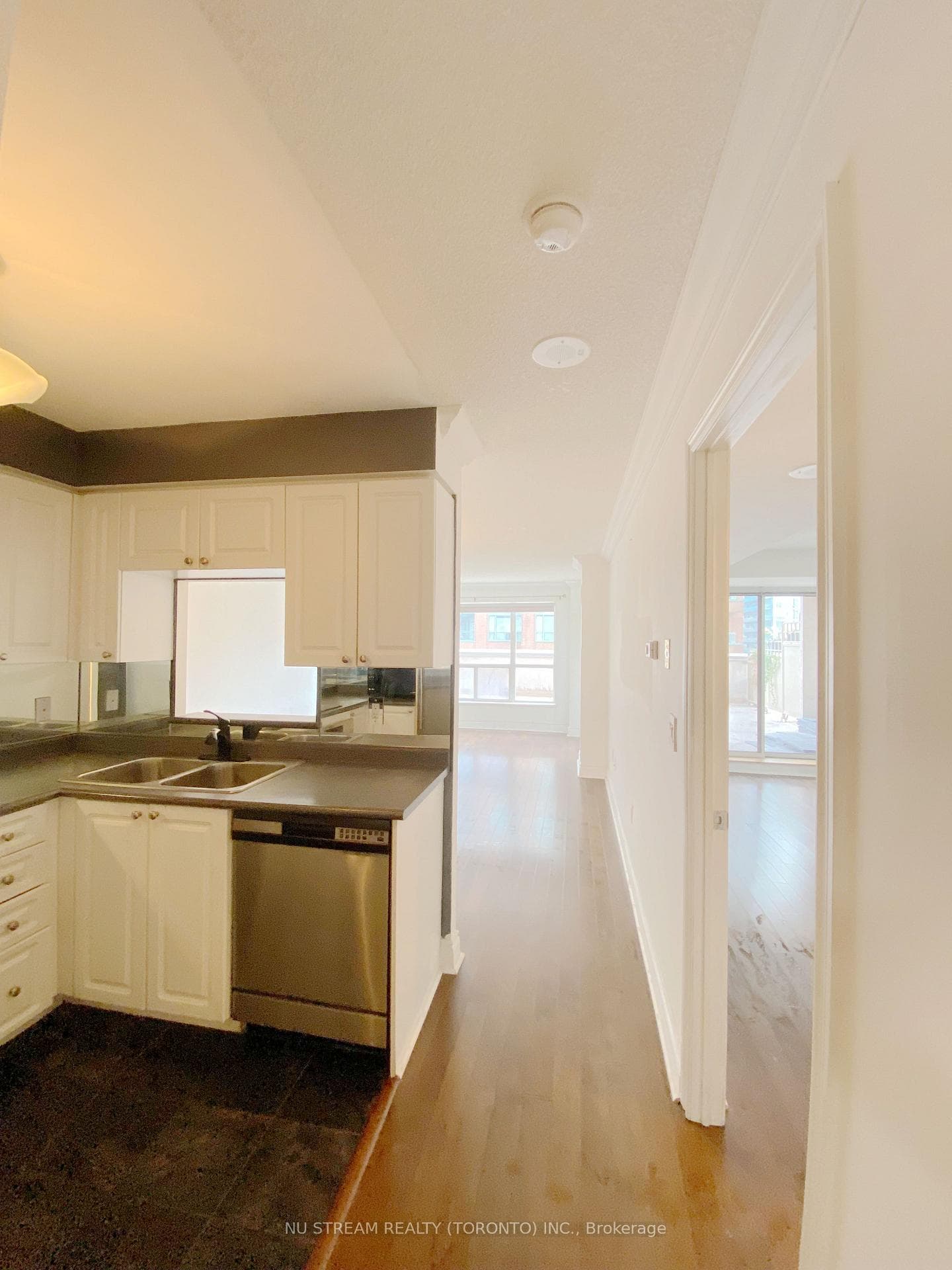 909 Bay Street Unit 1005 photo 4