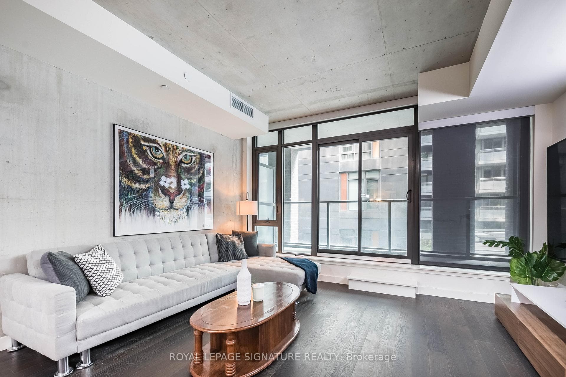 111 Bathurst Street Unit 318 photo 2