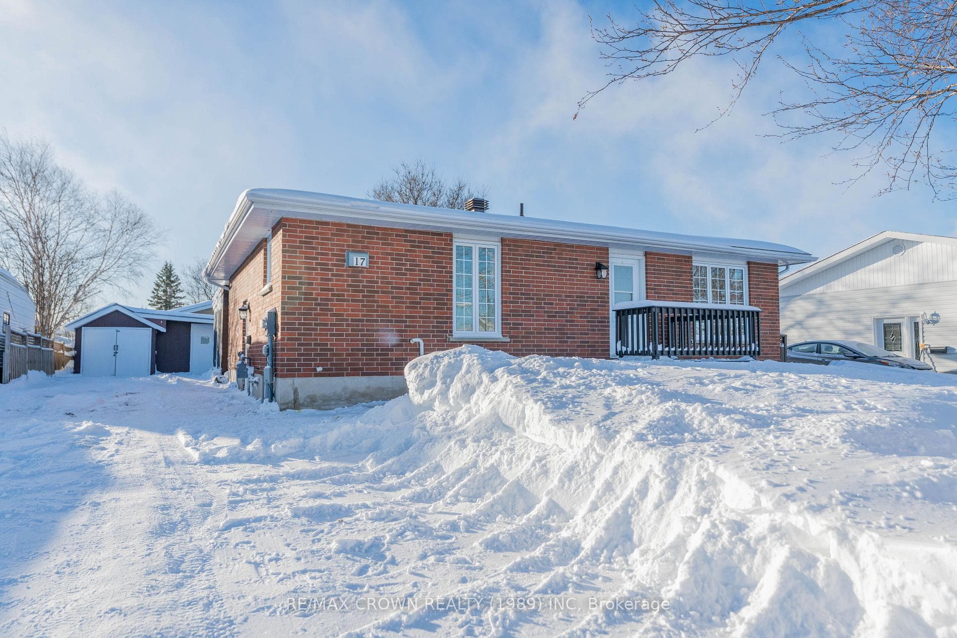 17 Champlain Crescent photo 1
