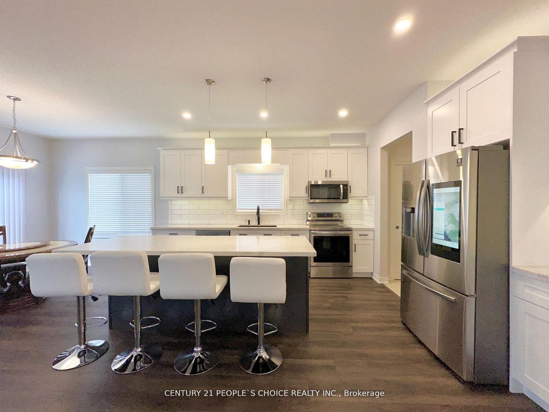 34 Swan Avenue photo 11