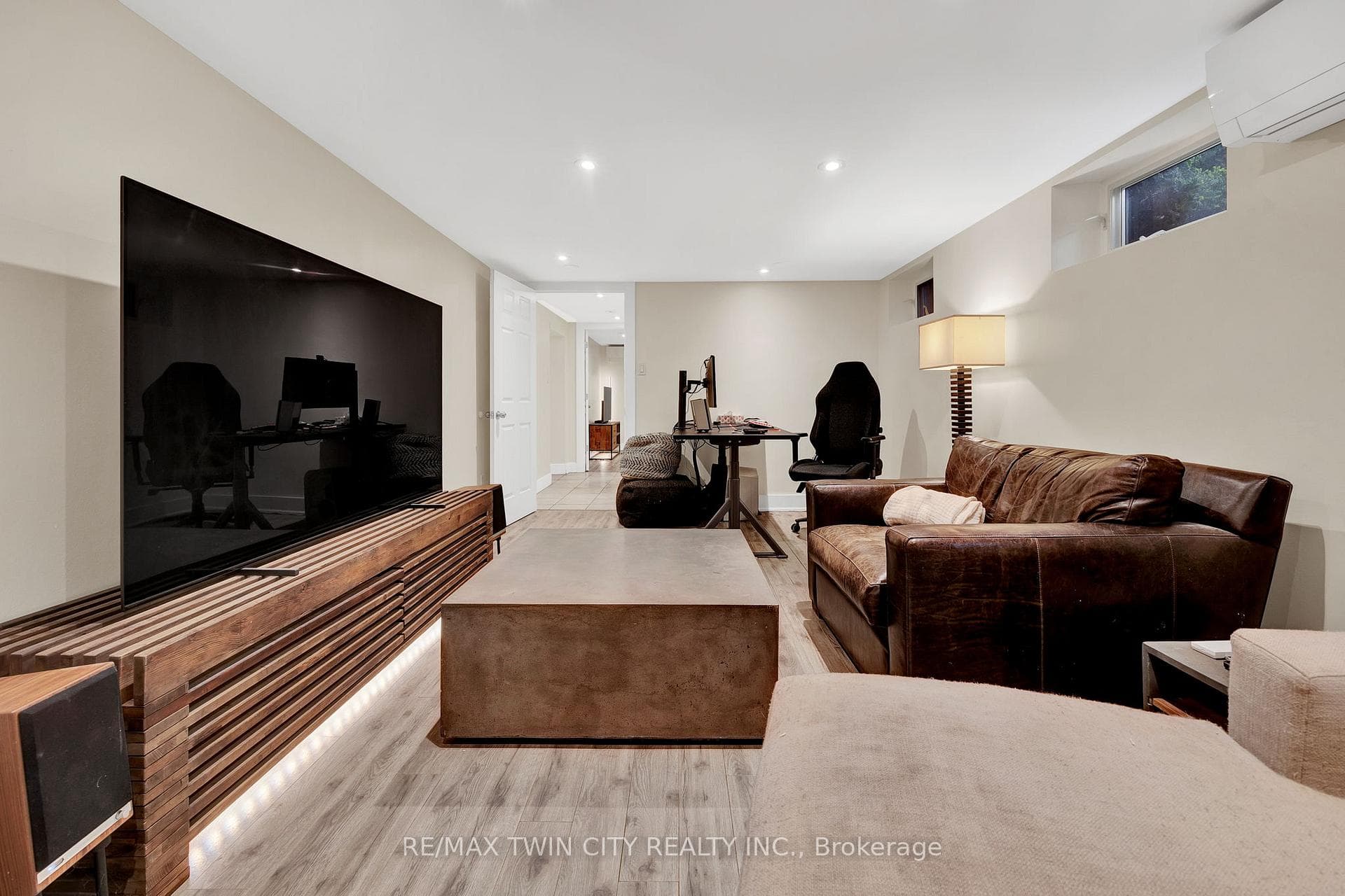 9 HALES Crescent photo 25