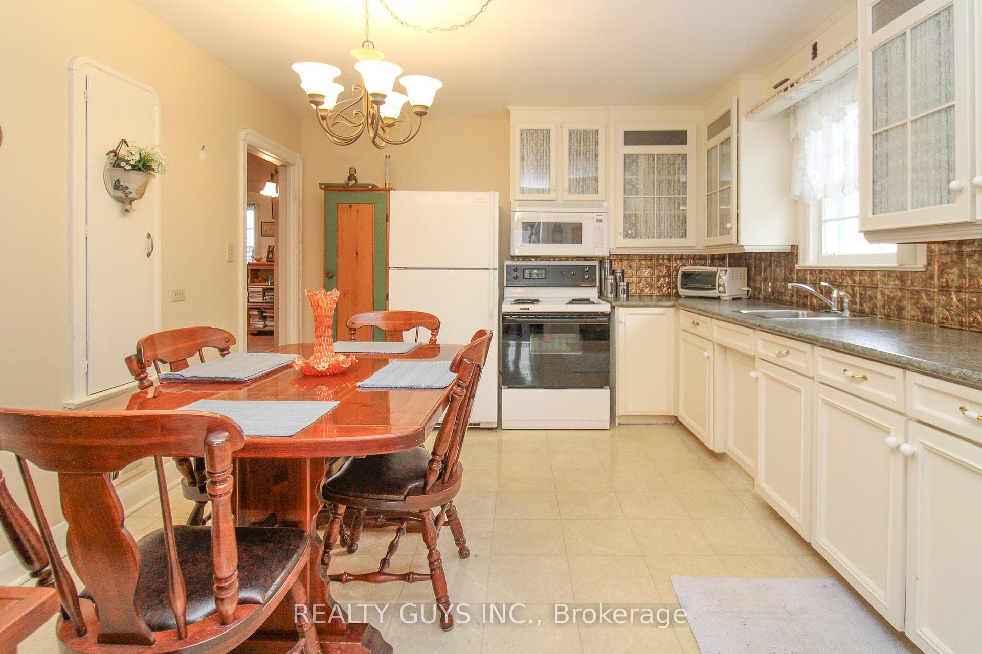 LARGE KITCHEN WITH DINING