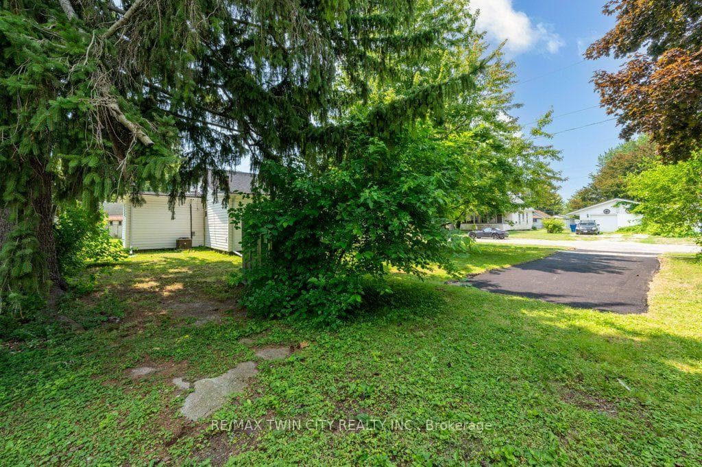461 Selkirk Street photo 11