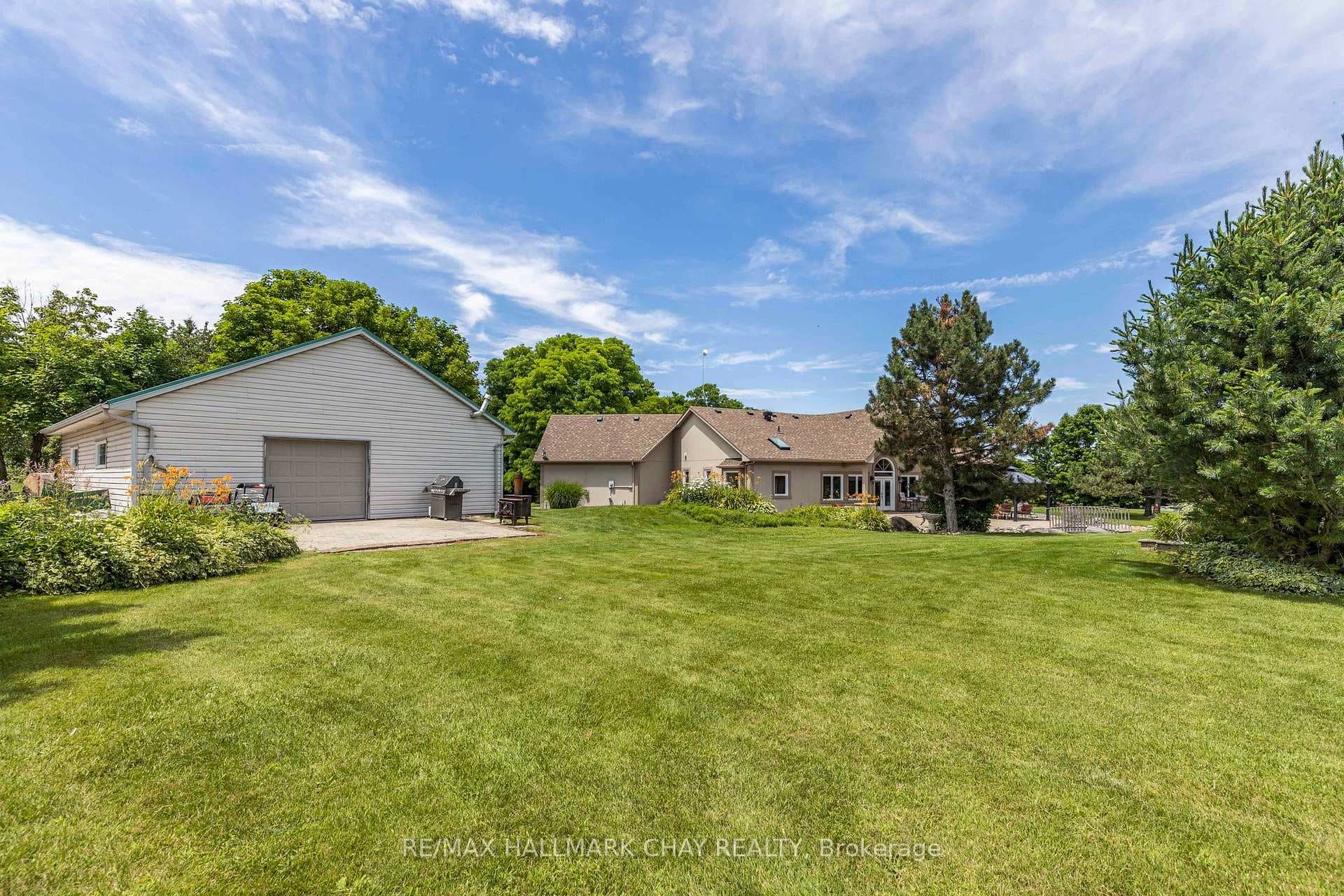 1545 15th Side Road photo 8