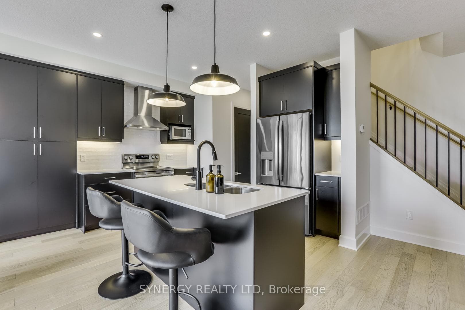 943 Upperpoint Avenue photo 18