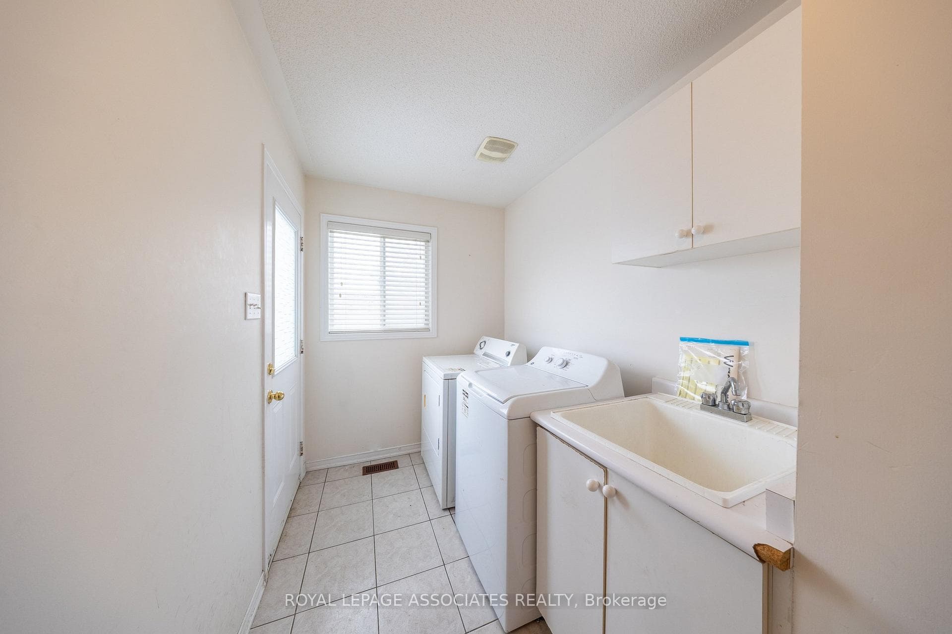 77 Andriana Crescent photo 13