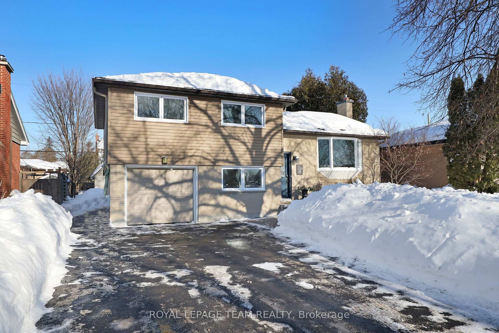 1231 Agincourt Road photo 2