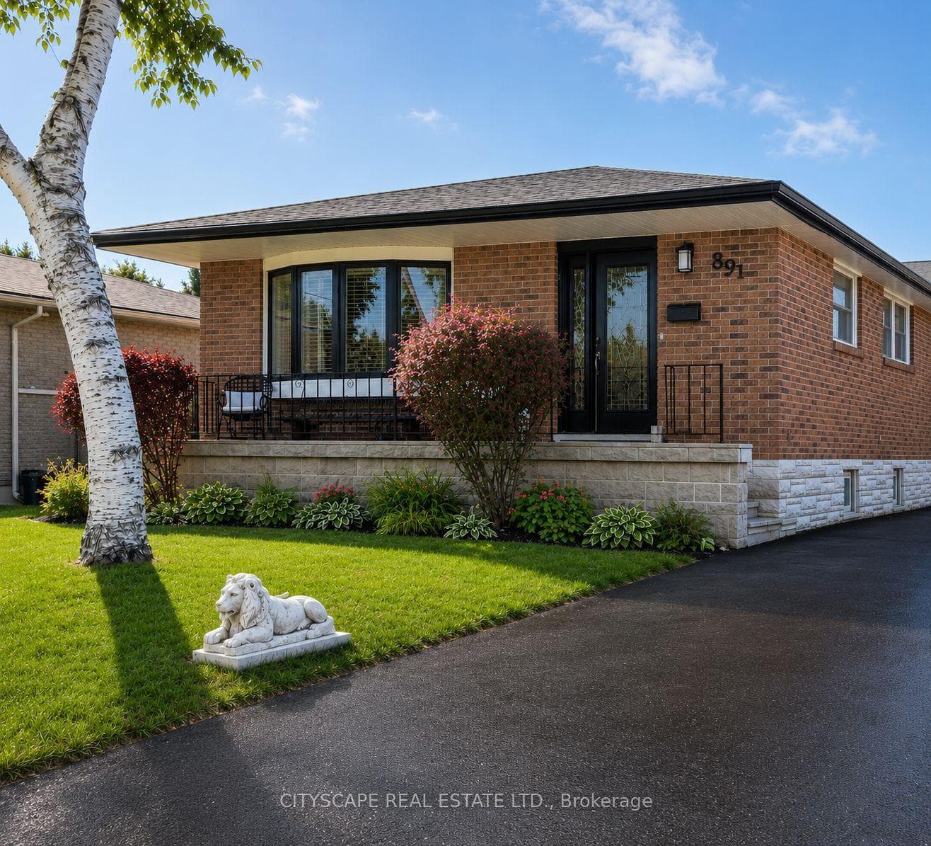 891 Curtis Crescent photo 1