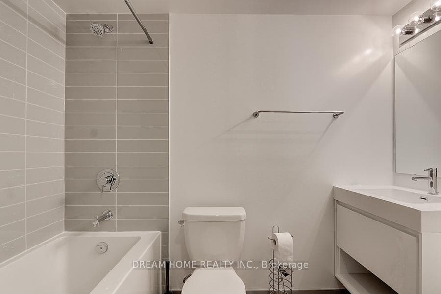 159 Wellesley Street Unit 3304 photo 24