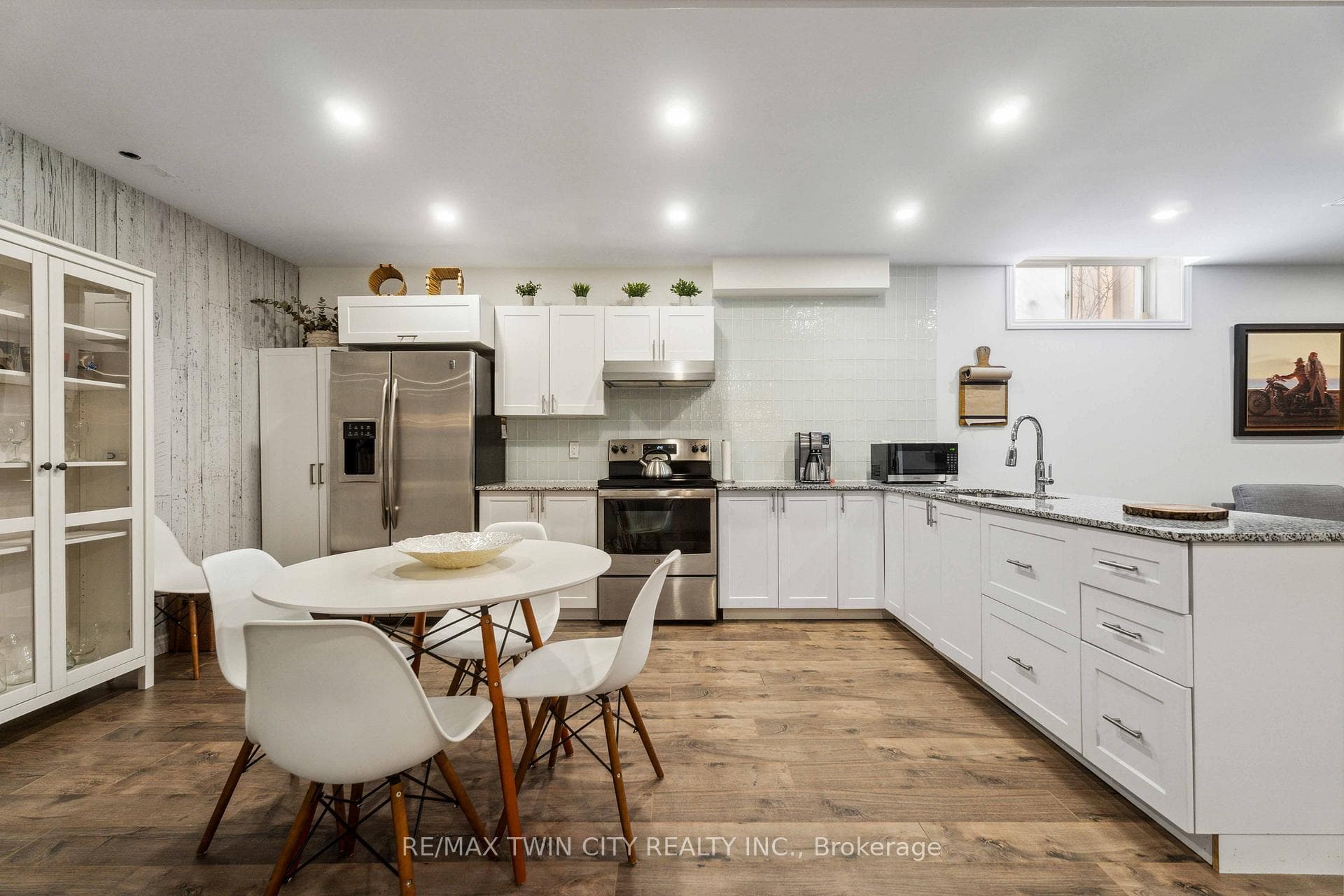 218 Bellagio Avenue photo 24