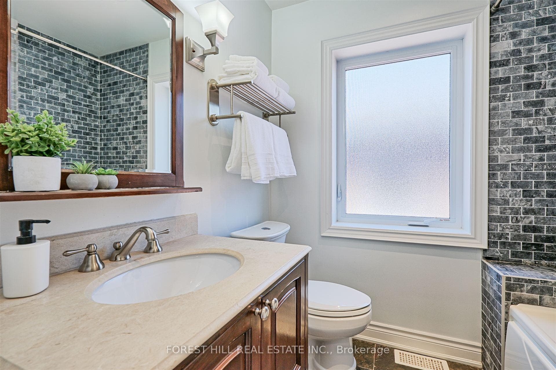 16 Chambers Avenue photo 23