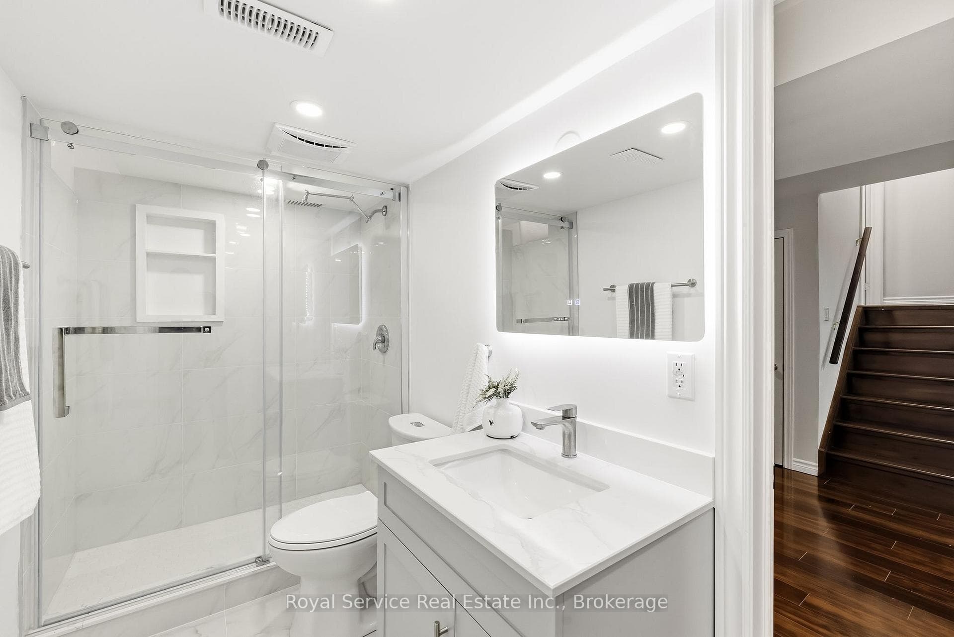 101 Rich Crescent photo 32
