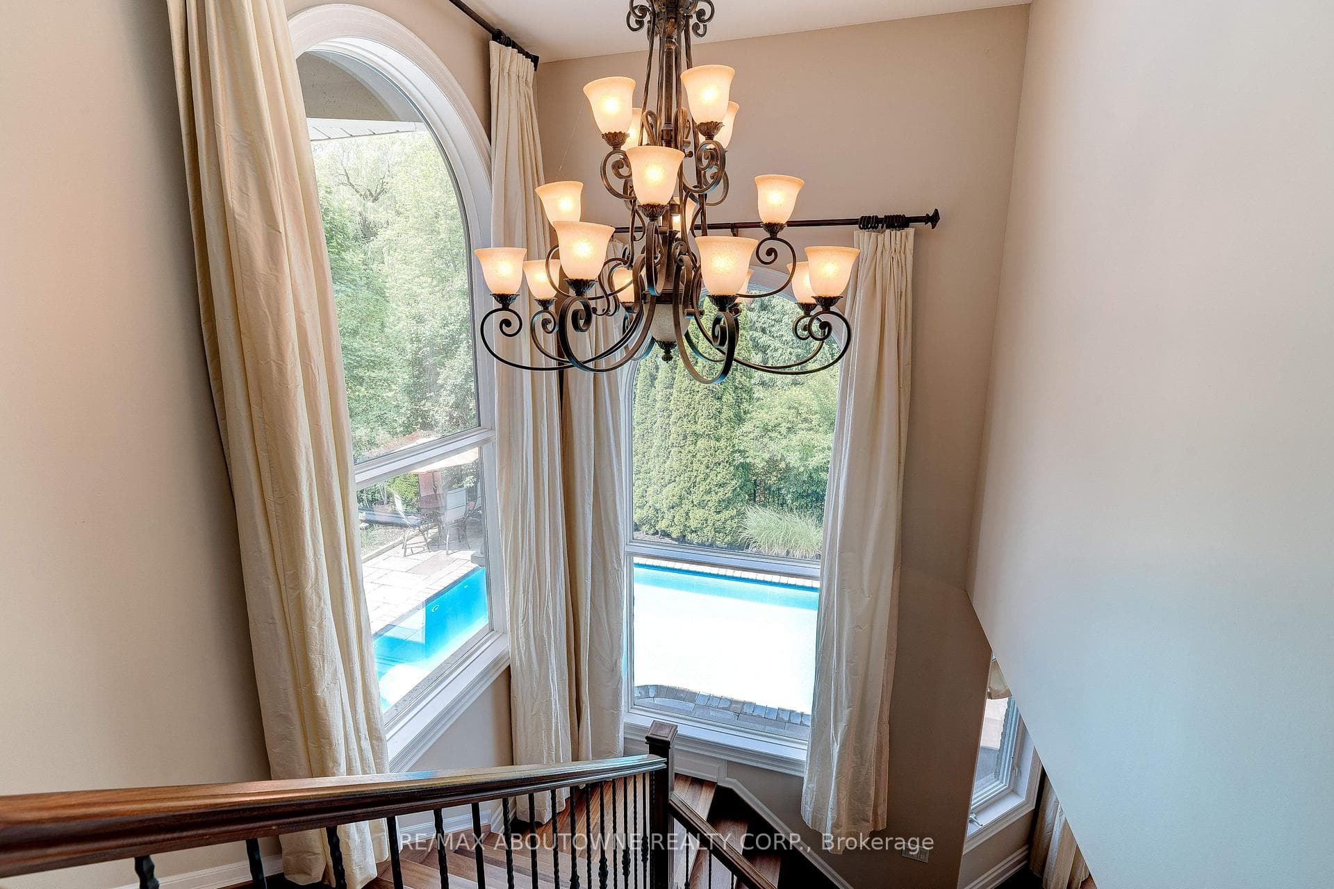 Natural lights and private views surround