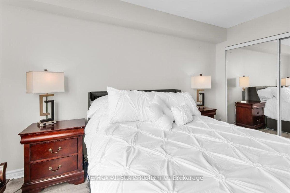 711 Rossland Road Unit 1002 photo 21