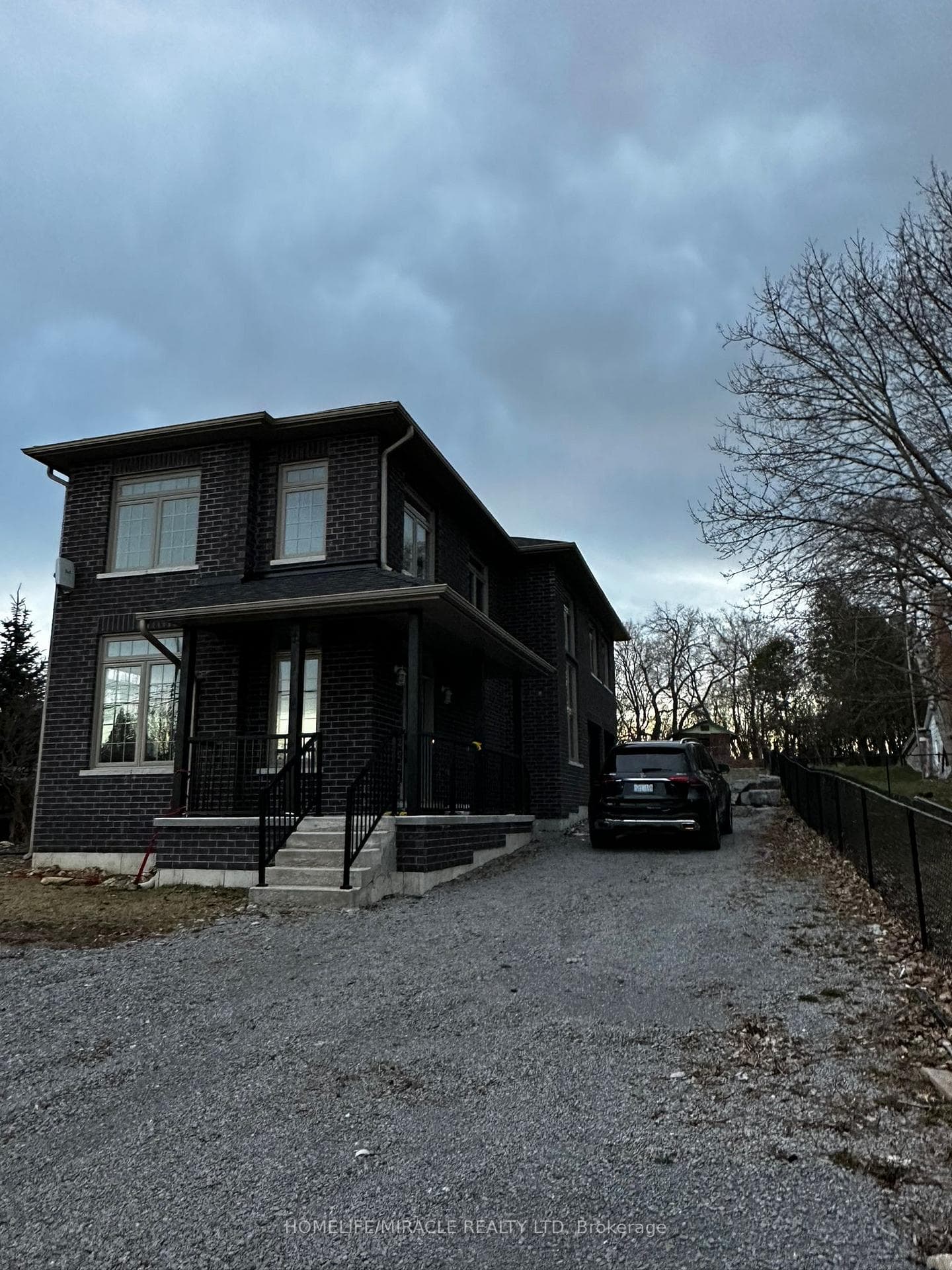 637 Simcoe Street photo 1