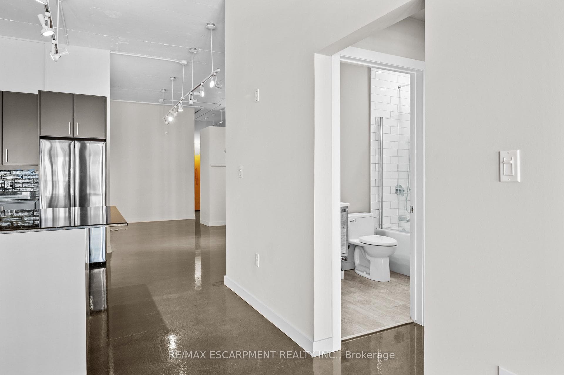 Entrance to bedroom 2 and bathroom