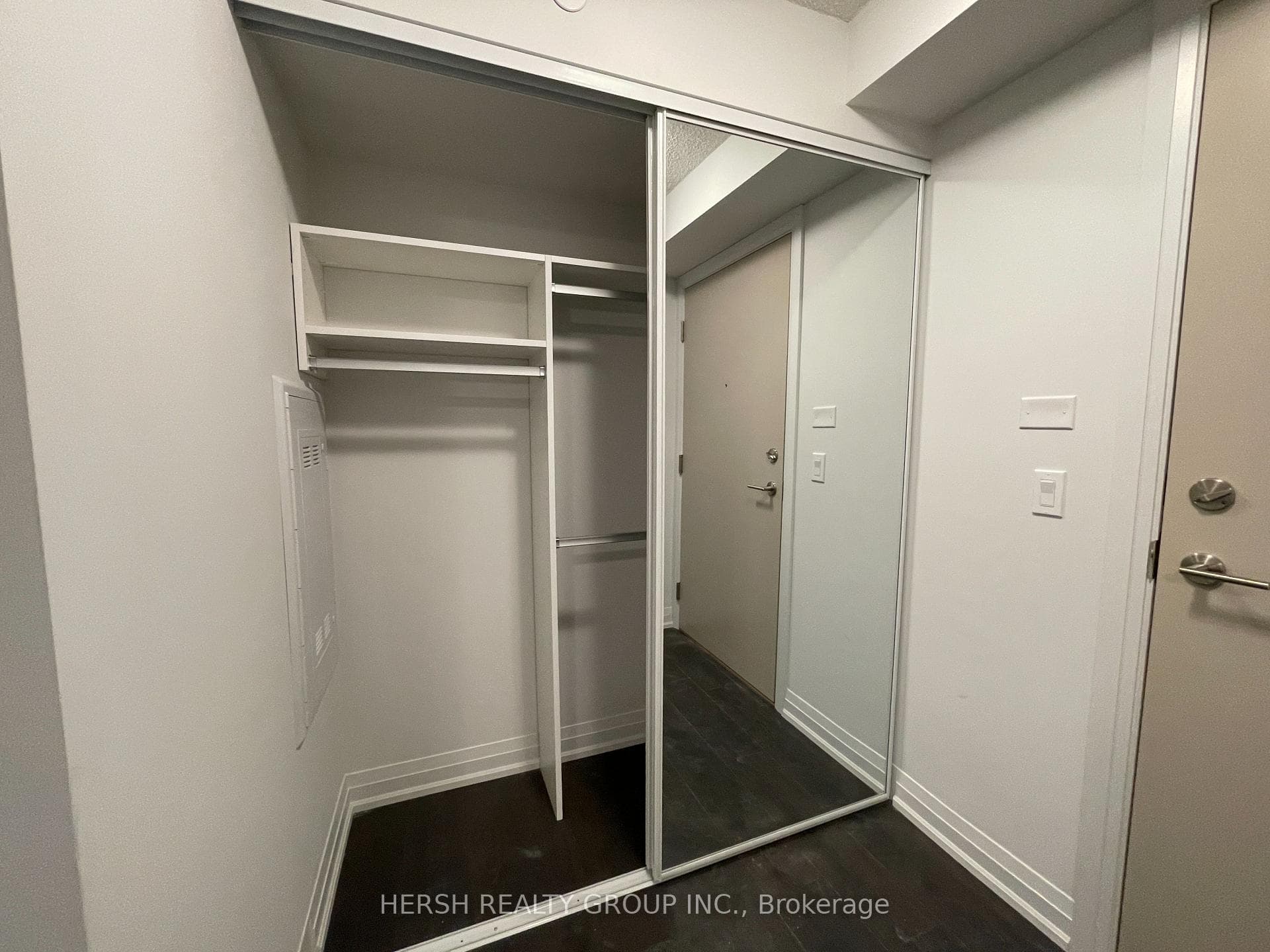 20 Meadowglen Place Unit 2504 photo 3