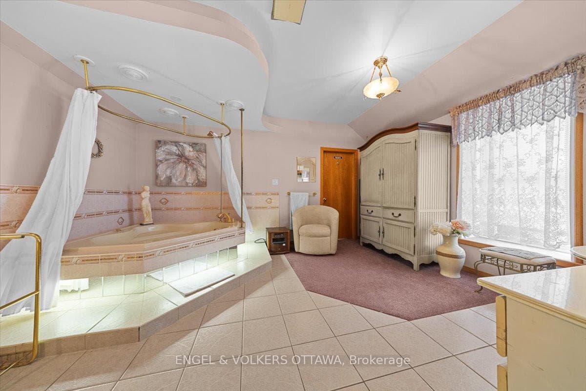 528 St Lawrence Street photo 35