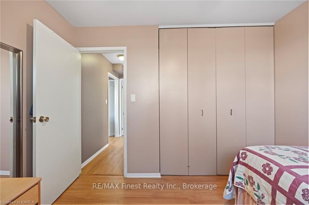 943 PEMBRIDGE Crescent photo 25