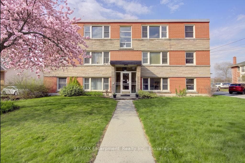 830 Robinson Street Unit 204 photo 2