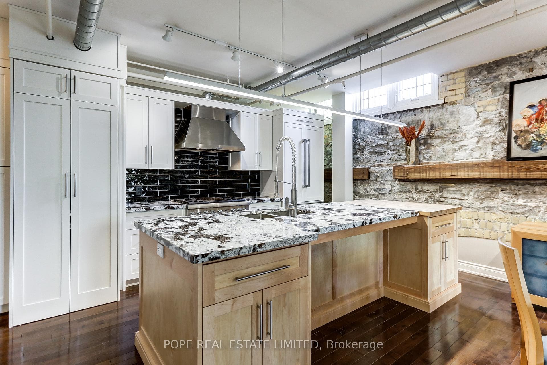 384 Sunnyside Avenue Unit 202 photo 8