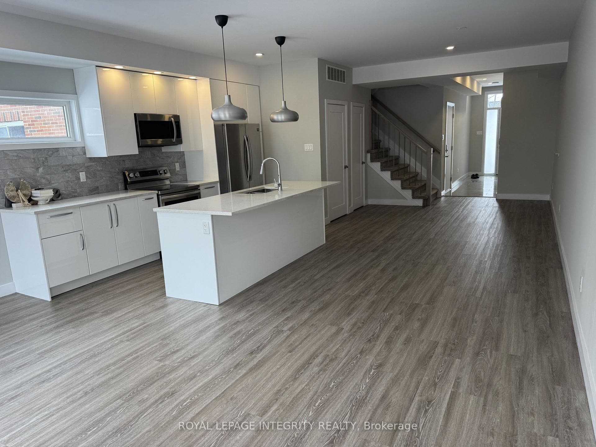 247 Granville Street photo 8